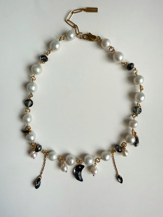 Collier de perles baroques et de cristaux