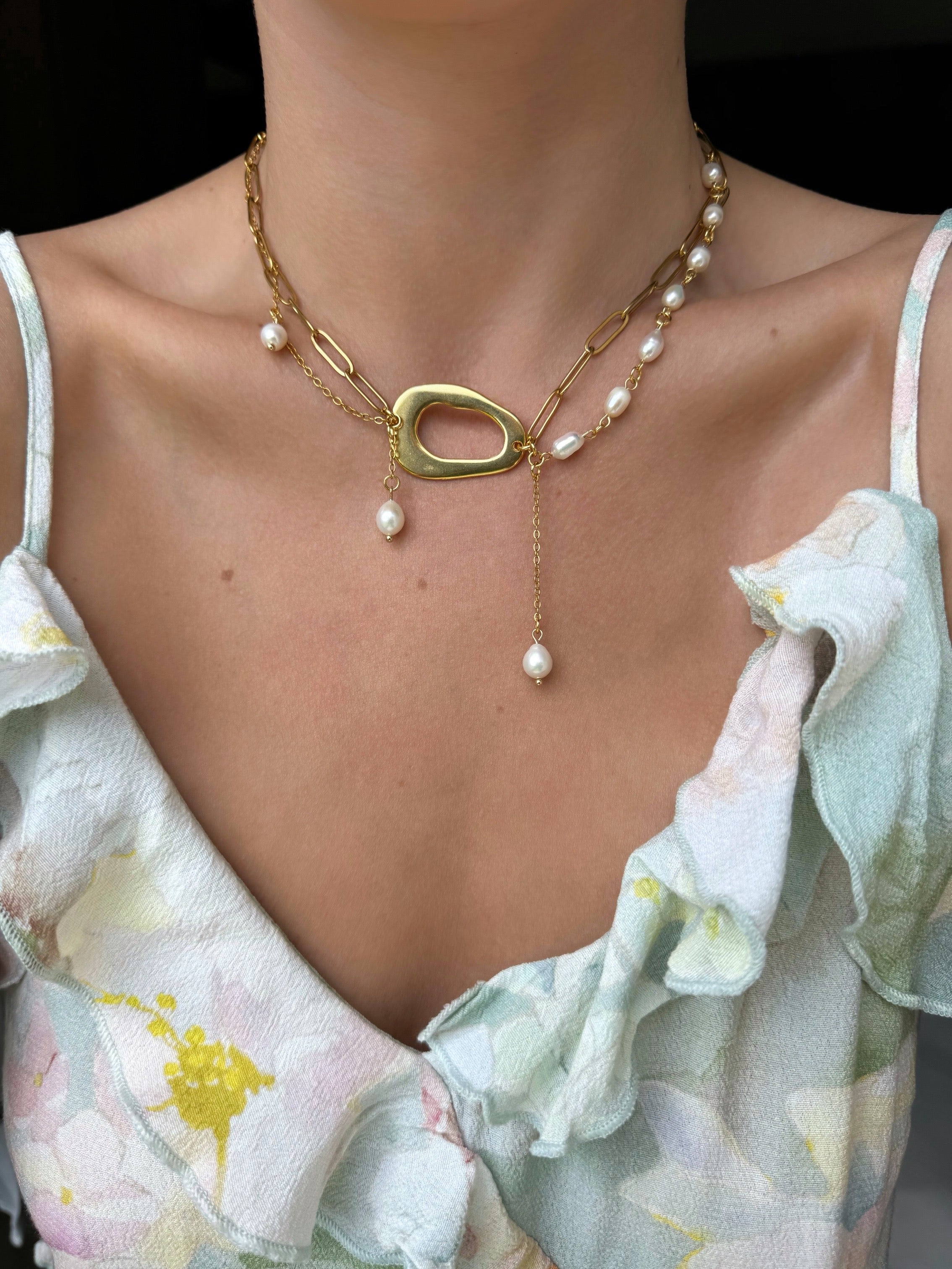 Collier superposé de perles d’eau douce et chaîne dorée