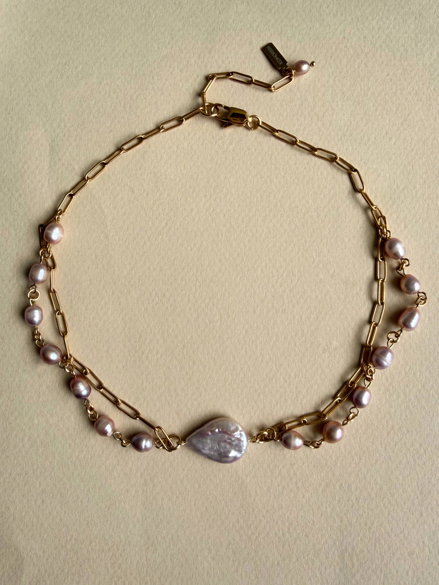 Collier superposé de perles d’eau douce roses et chaîne dorée