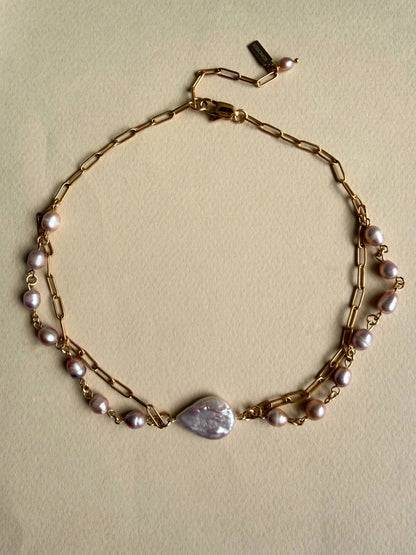 Collier superposé de perles d’eau douce roses et chaîne dorée