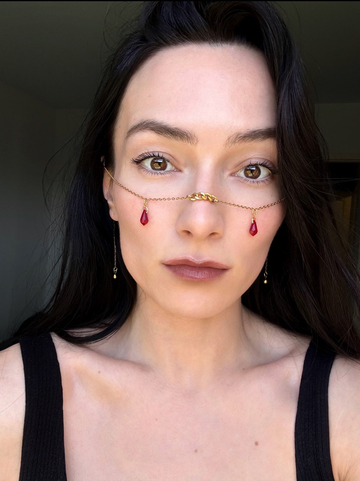 Chaîne de visage dorée avec pendentifs gouttes rouges