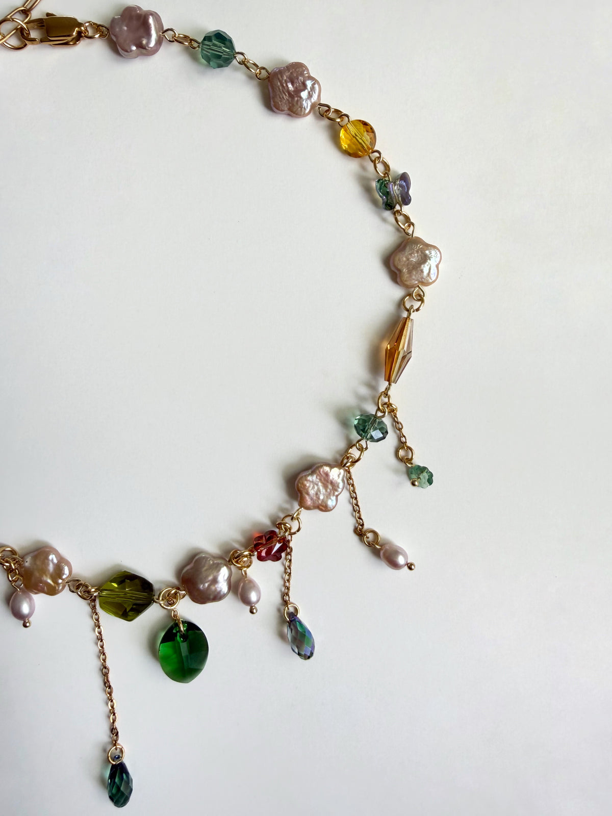 Collier de perles baroques roses et de cristaux multicolores