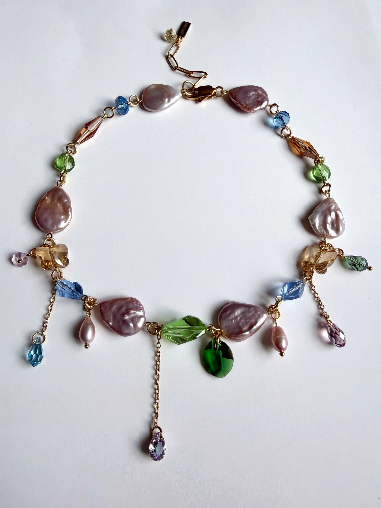 Collier de perles baroques roses et de cristaux multicolores