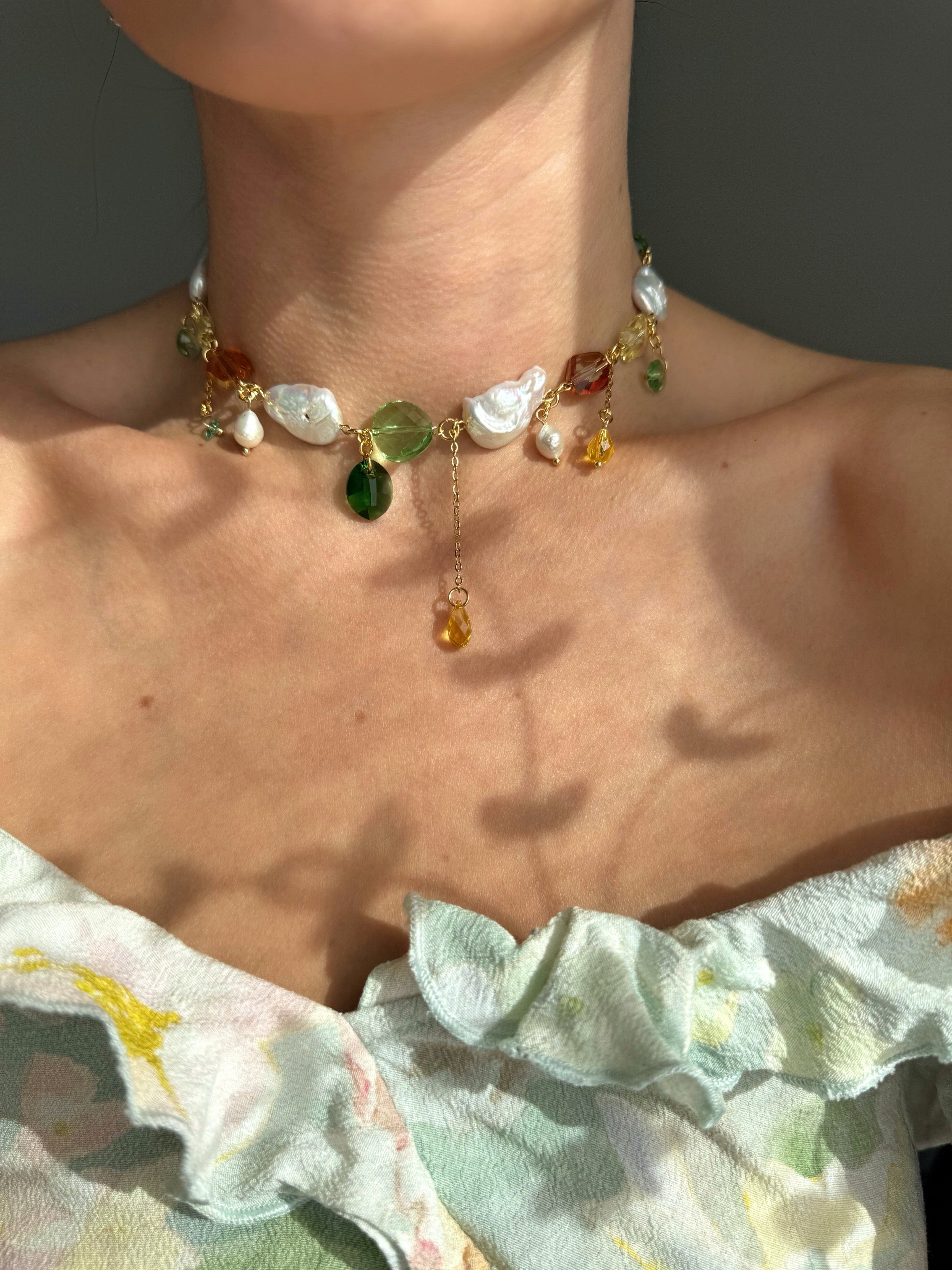 Collier de perles baroques et de cristaux multicolores
