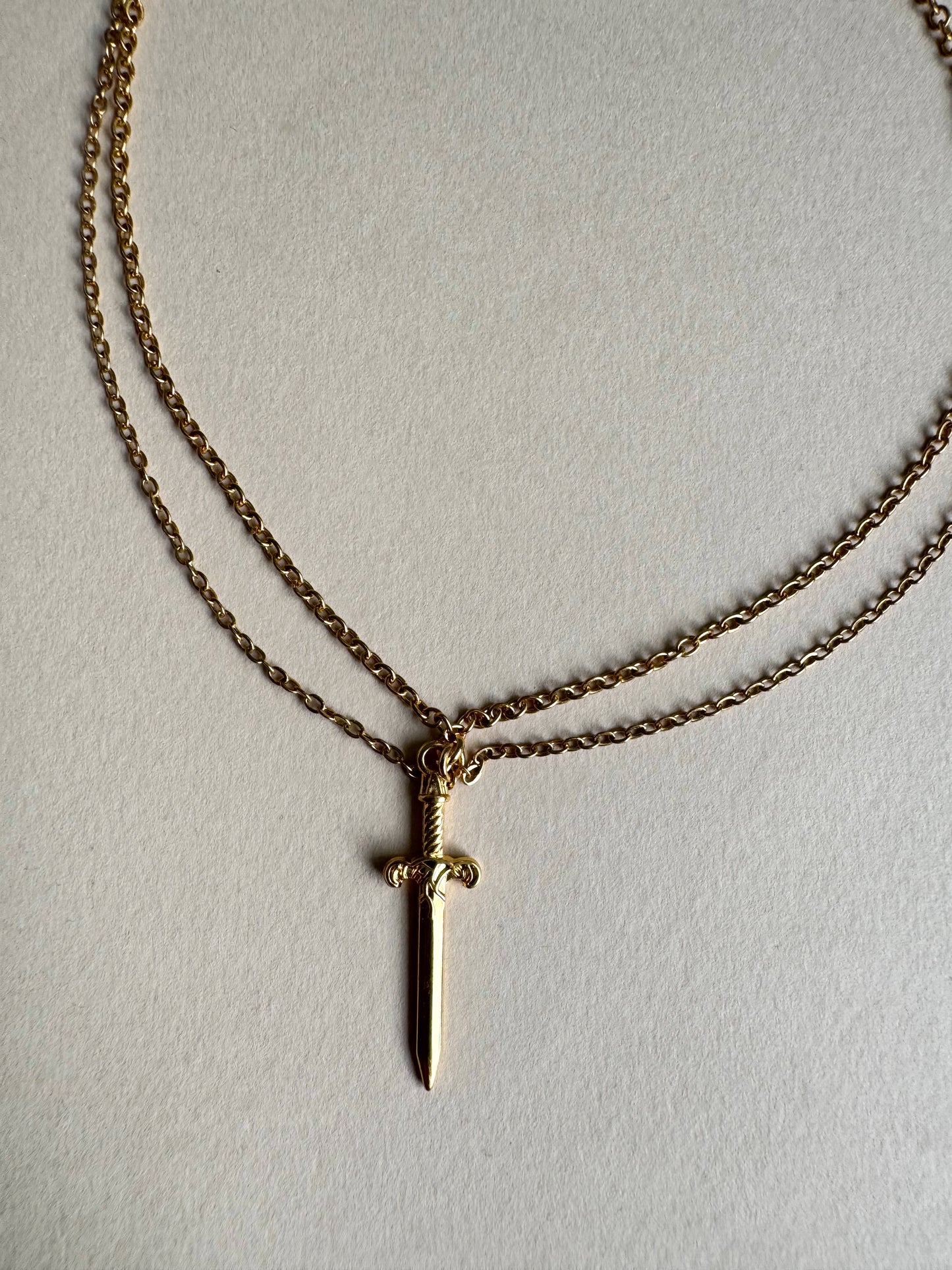 Collier pendentif épée
