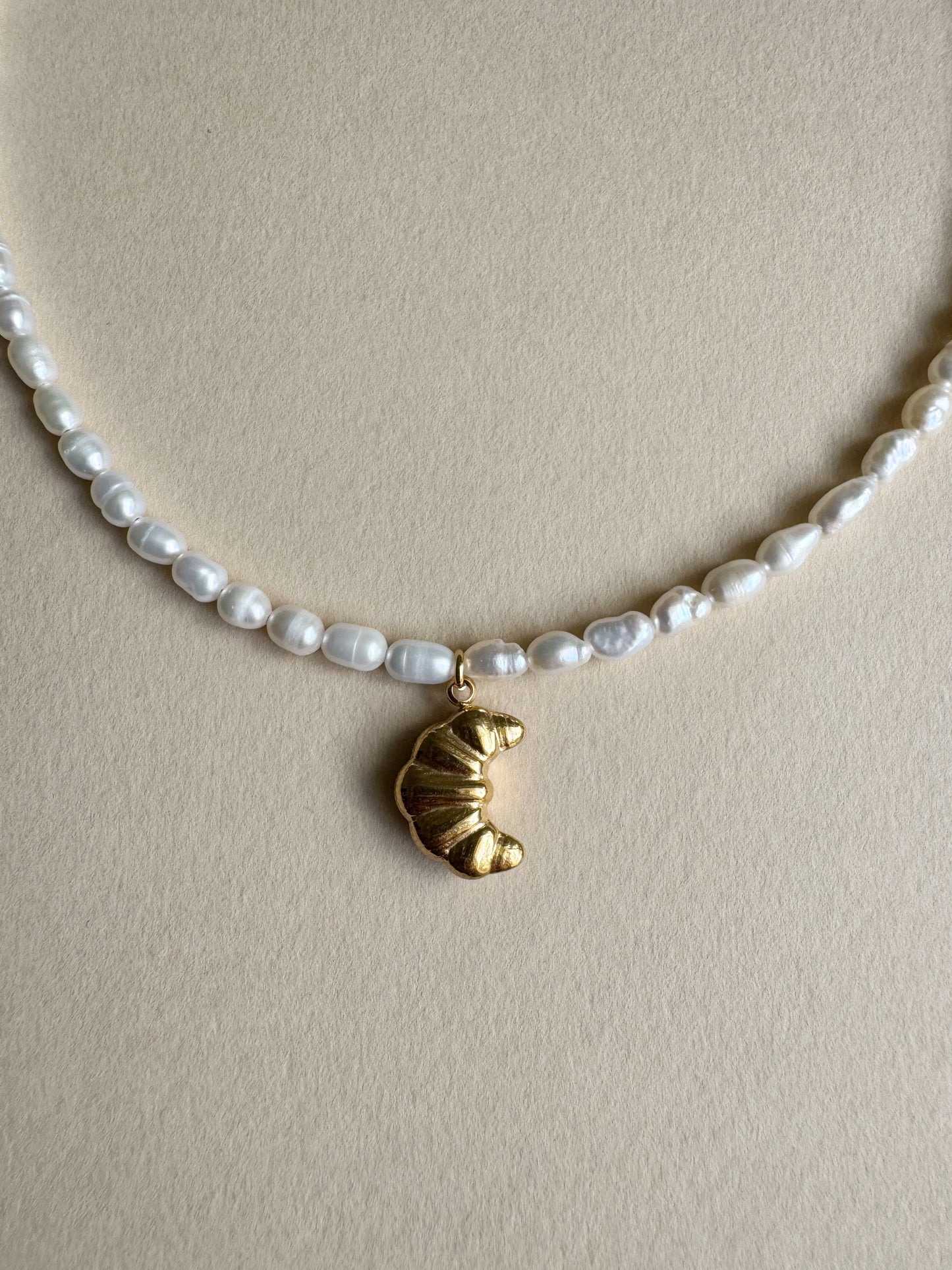 Halbmondförmige Halskette