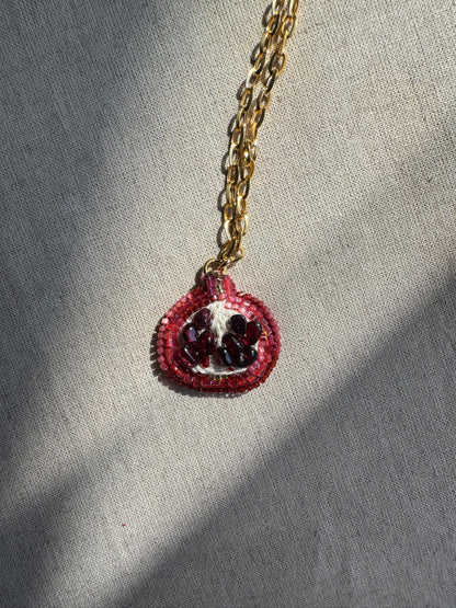 Collier pendentif grenade brodé