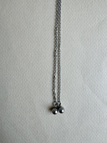 Silberne Gesichtskette mit Tropfenanhängern