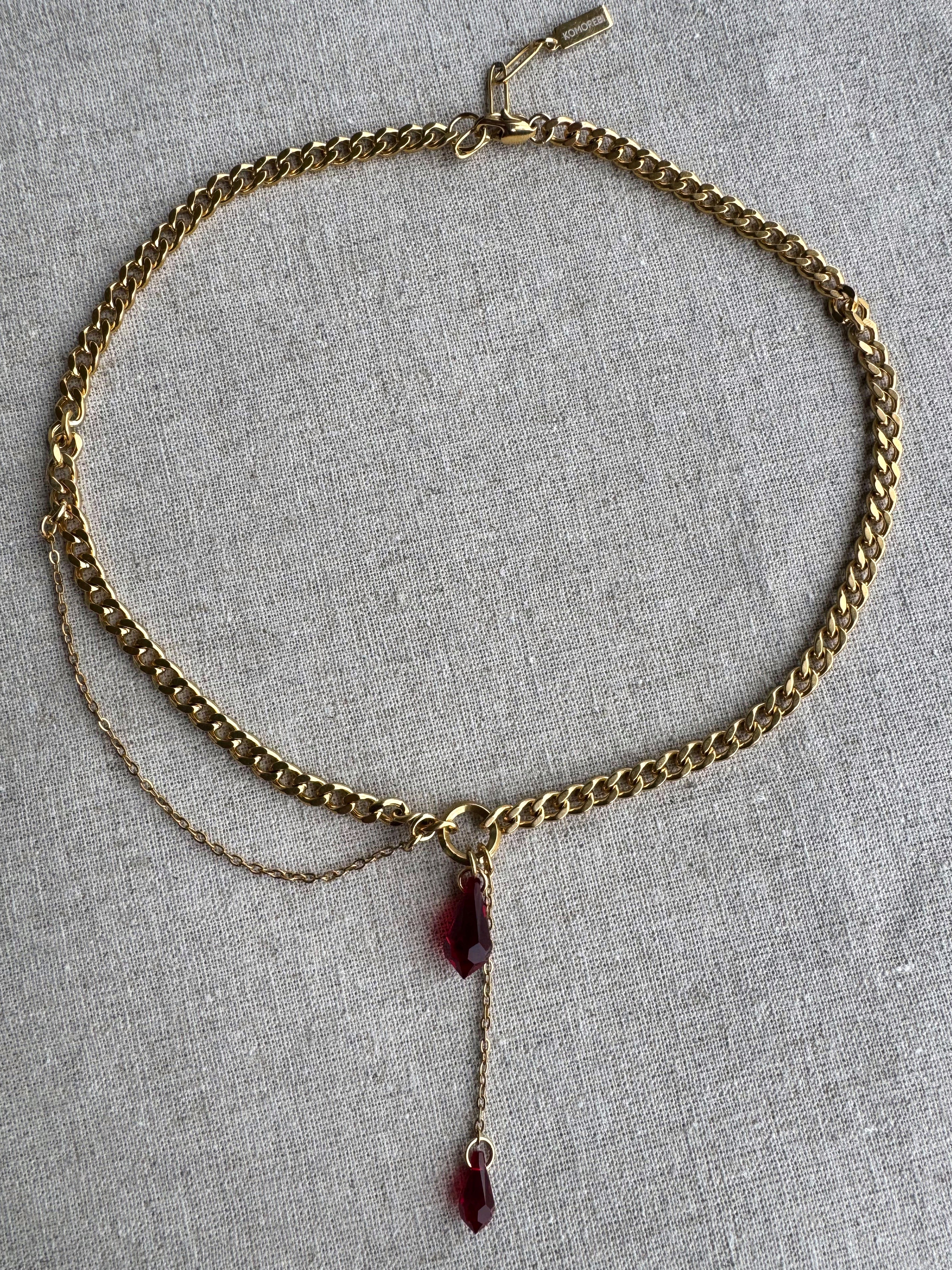 Collier chaîne gourmette dorée avec pendentif goutte rouge