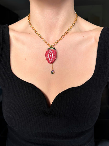 Collier pendentif fraise brodé