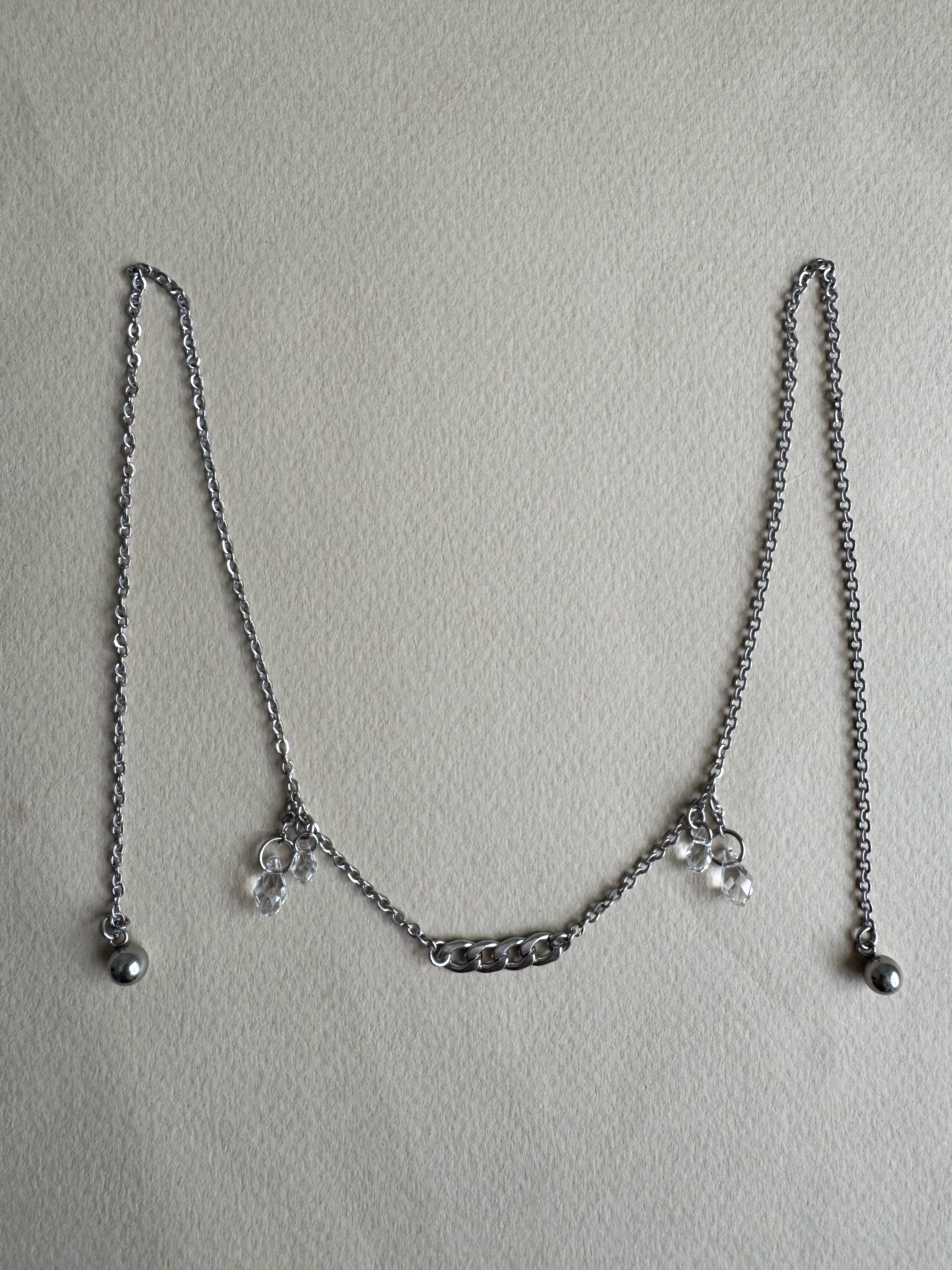 Chaîne de visage argentée avec pendentifs gouttes