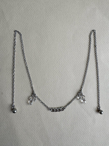 Silberne Gesichtskette mit Tropfenanhängern