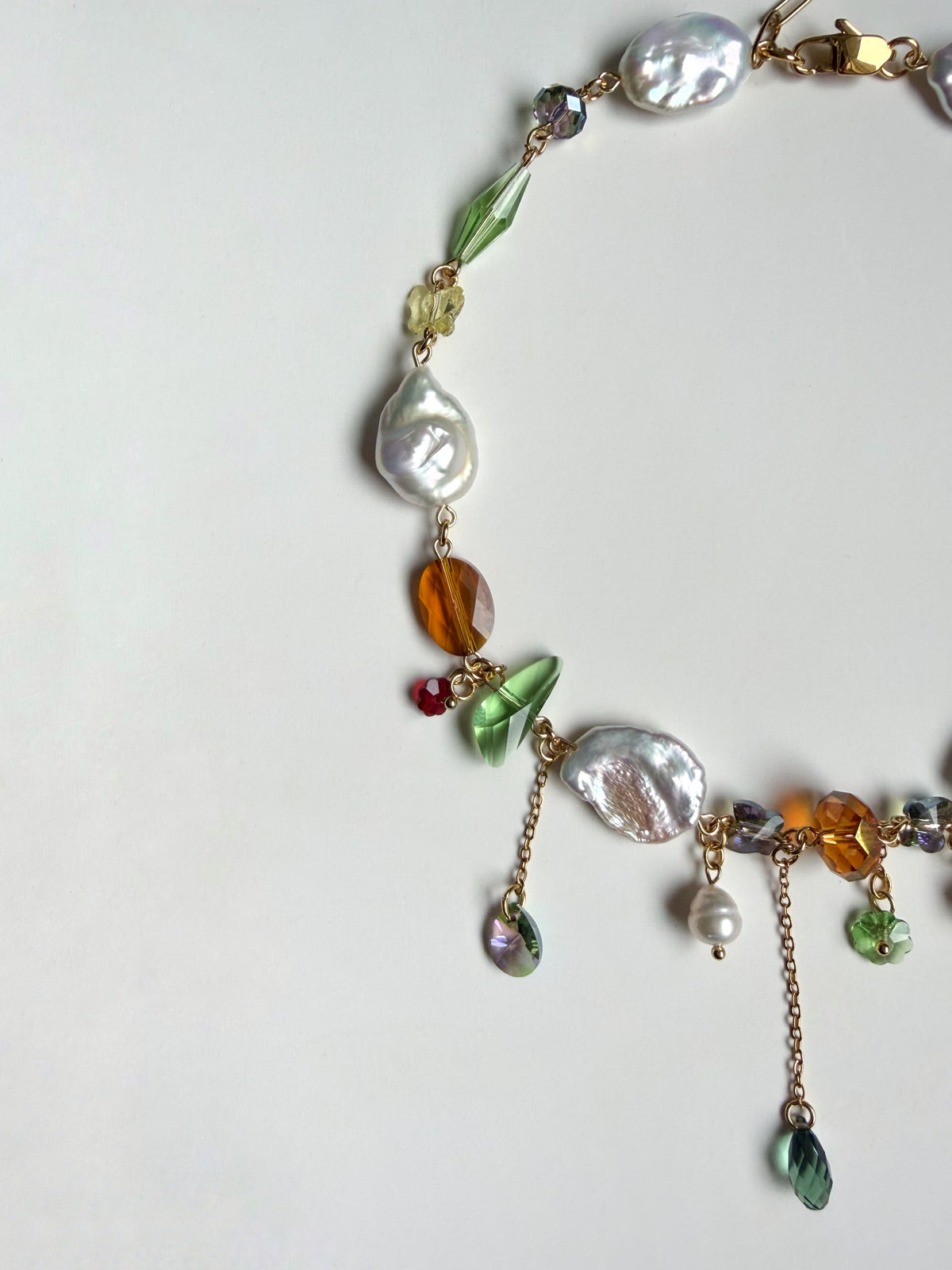 Collier de perles baroques et de cristaux multicolores