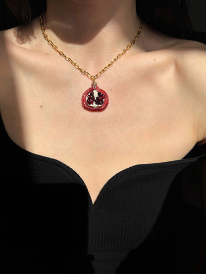 Collier pendentif grenade brodé