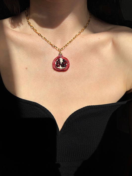 Collier pendentif grenade brodé