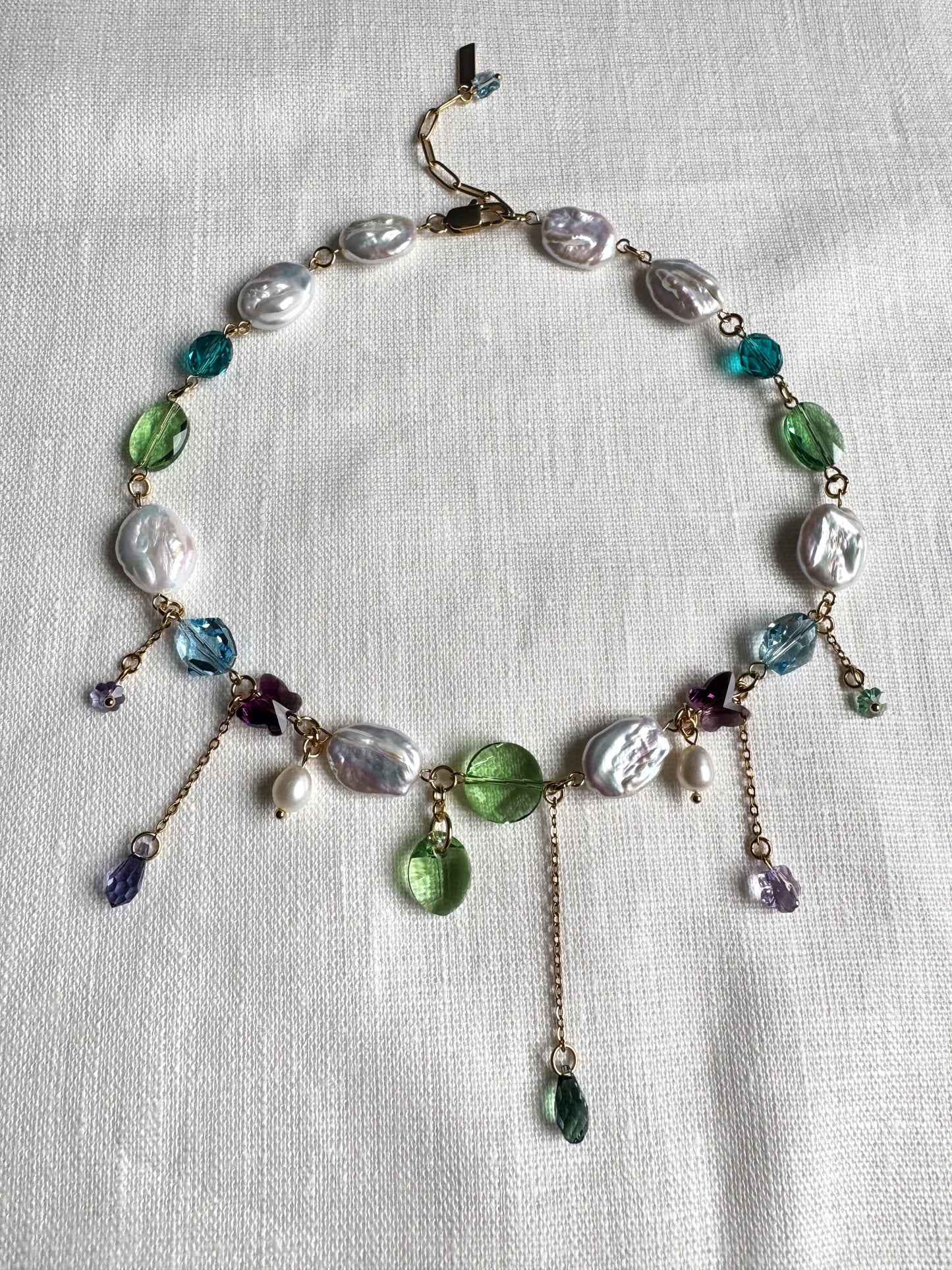 Halskette aus Barockperlen und mehrfarbigen Kristallen