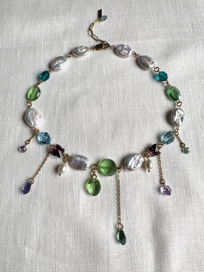 Halskette aus Barockperlen und mehrfarbigen Kristallen