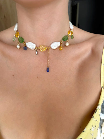 Halskette aus Barockperlen und mehrfarbigen Kristallen