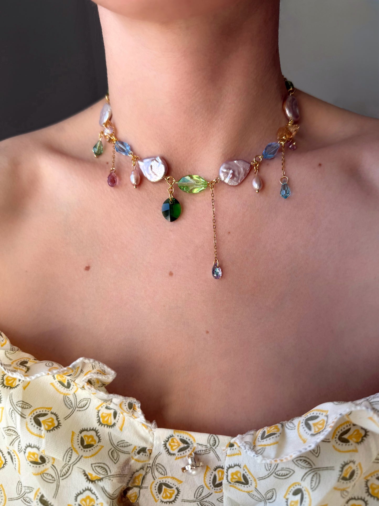 Collier de perles baroques roses et de cristaux multicolores