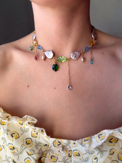 Collier de perles baroques roses et de cristaux multicolores