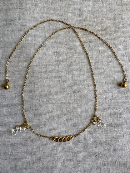 Goldene Gesichtskette mit Tropfenanhängern