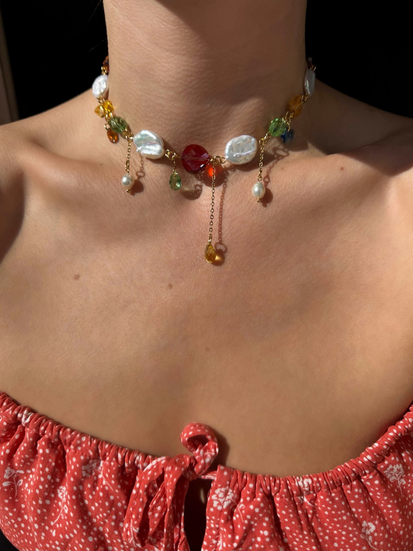 Collier de perles baroques et de cristaux multicolores