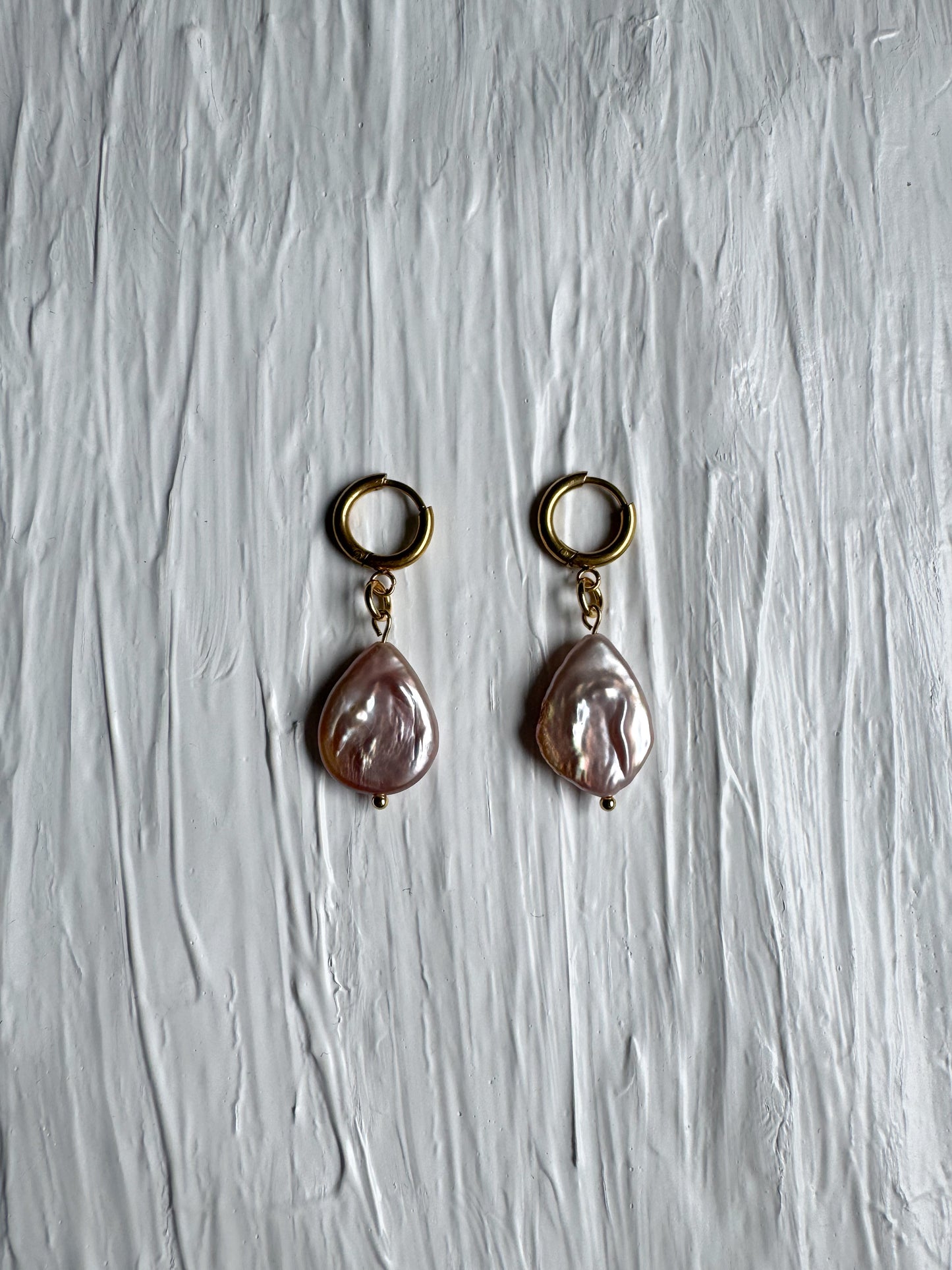 Boucles d’oreilles pendantes perle baroque rose