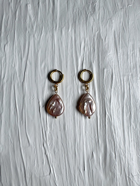 Boucles d’oreilles pendantes perle baroque rose