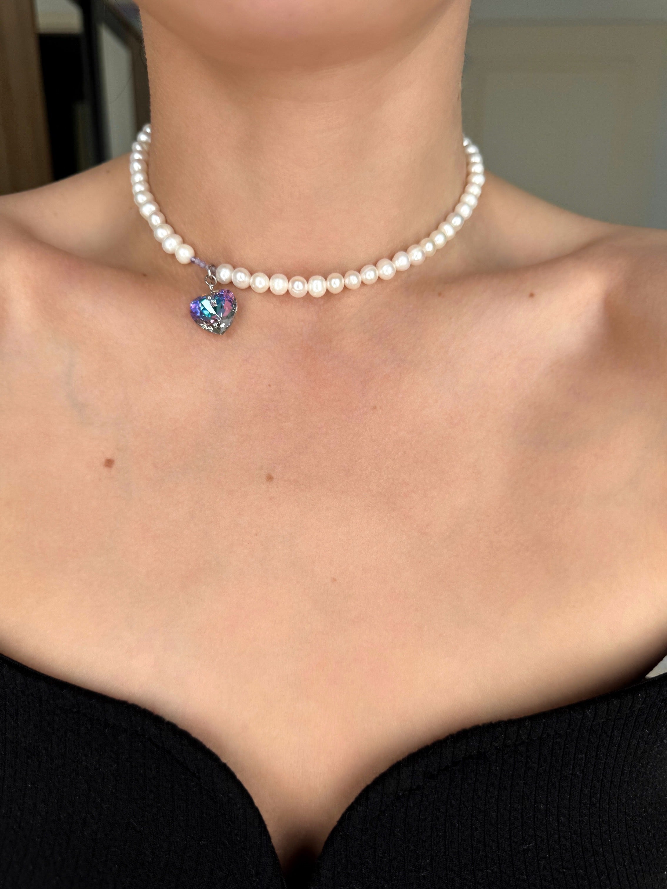 Collier de perles d’eau douce et pendentif cœur en cristal