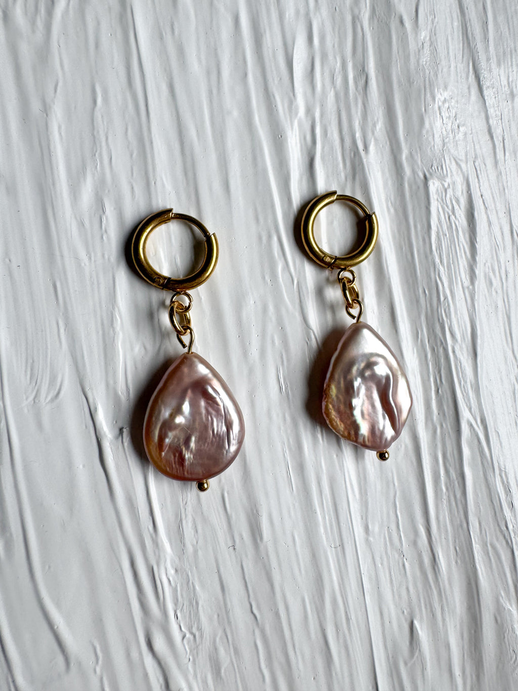 Boucles d’oreilles pendantes perle baroque rose
