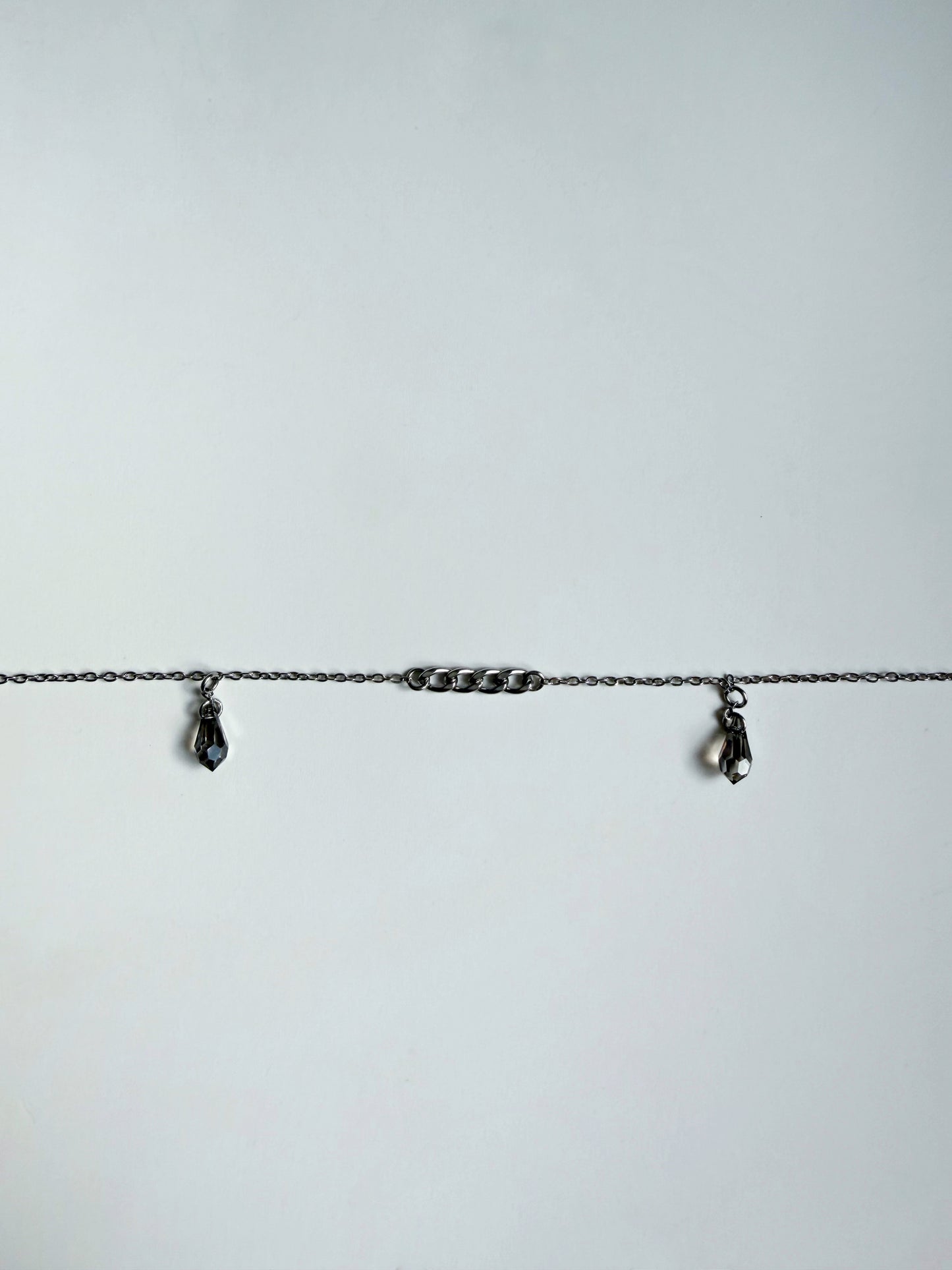 Chaîne de visage argentée avec pendentifs gouttes