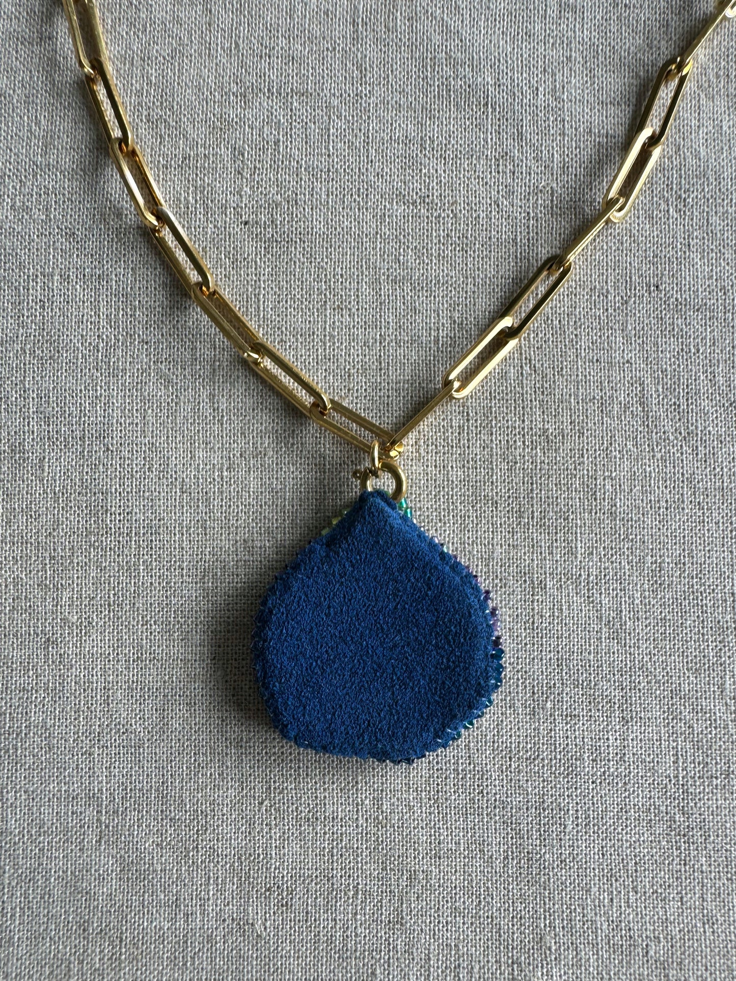 Collier pendentif figue brodé