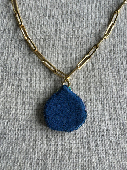 Halskette mit besticktem Feigenanhänger