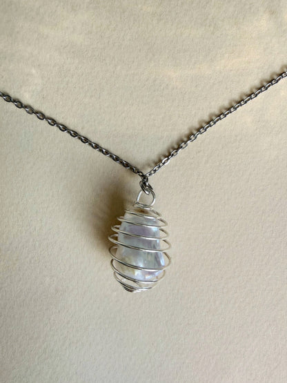 Collier sphère avec perle baroque naturelle