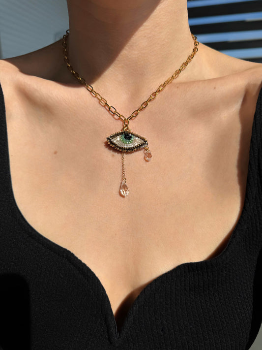 Collier pendentif oeil brodé