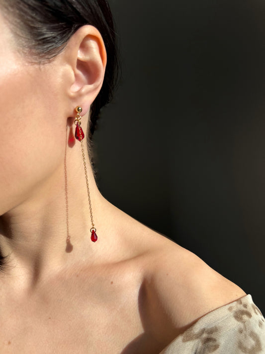 Boucles d’oreilles longues avec pendantes gouttes rouges