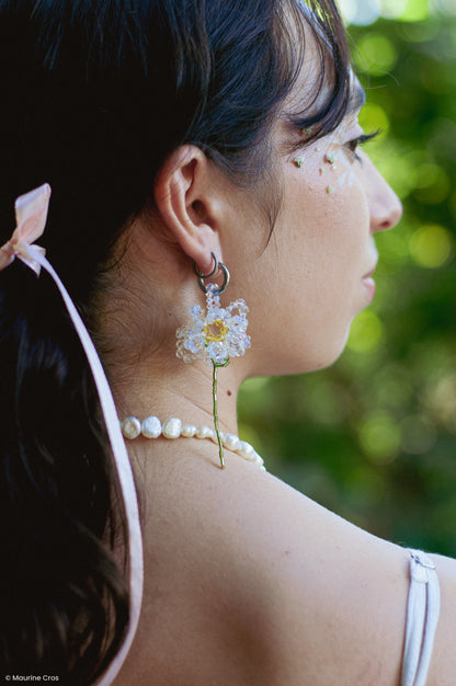 Boucles d’oreilles dépareillées marguerite