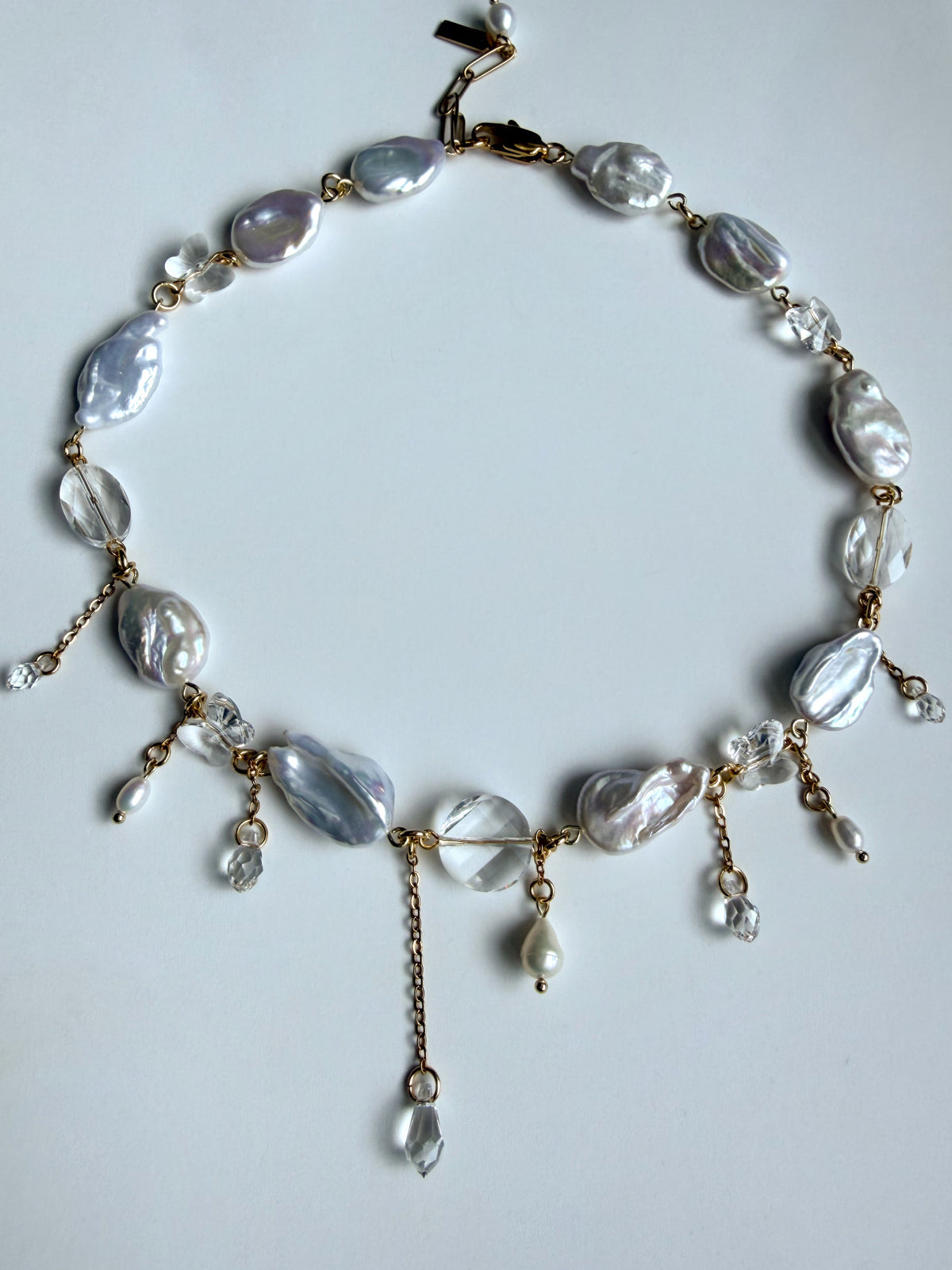 Collier de perles baroques et de cristaux