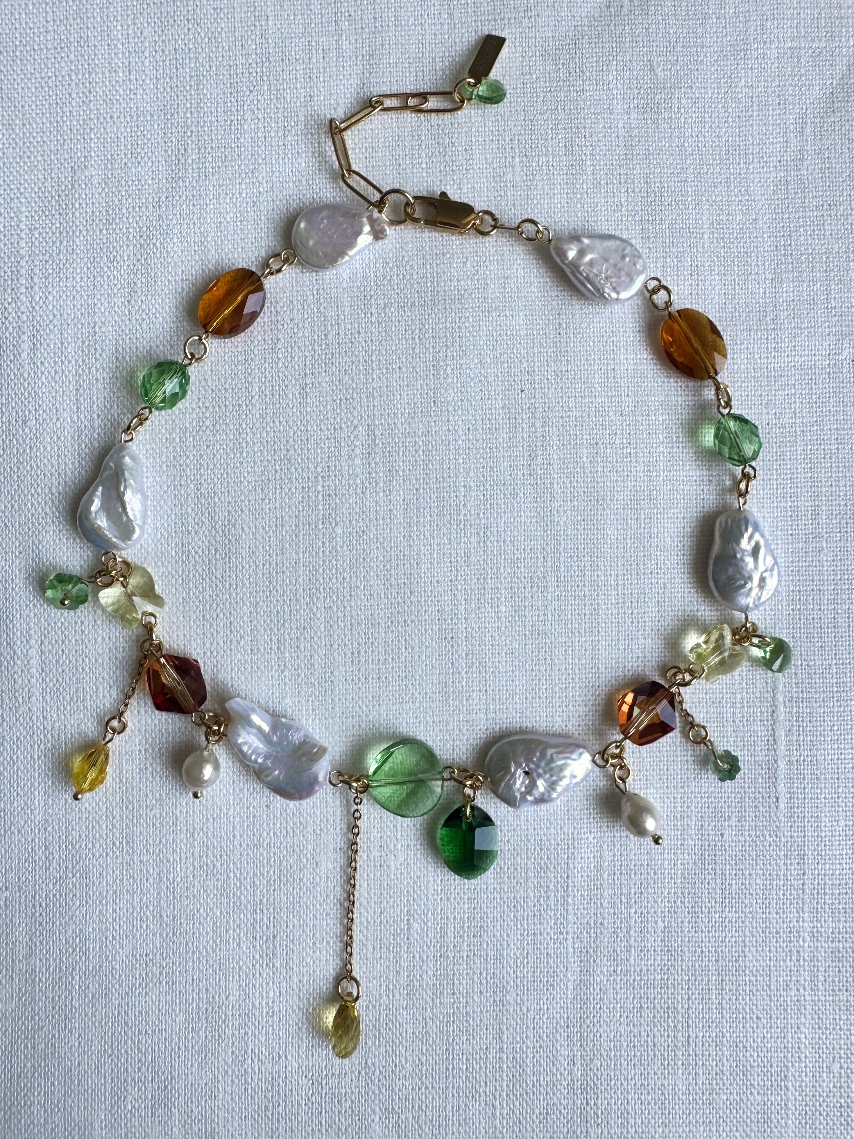 Collier de perles baroques et de cristaux multicolores