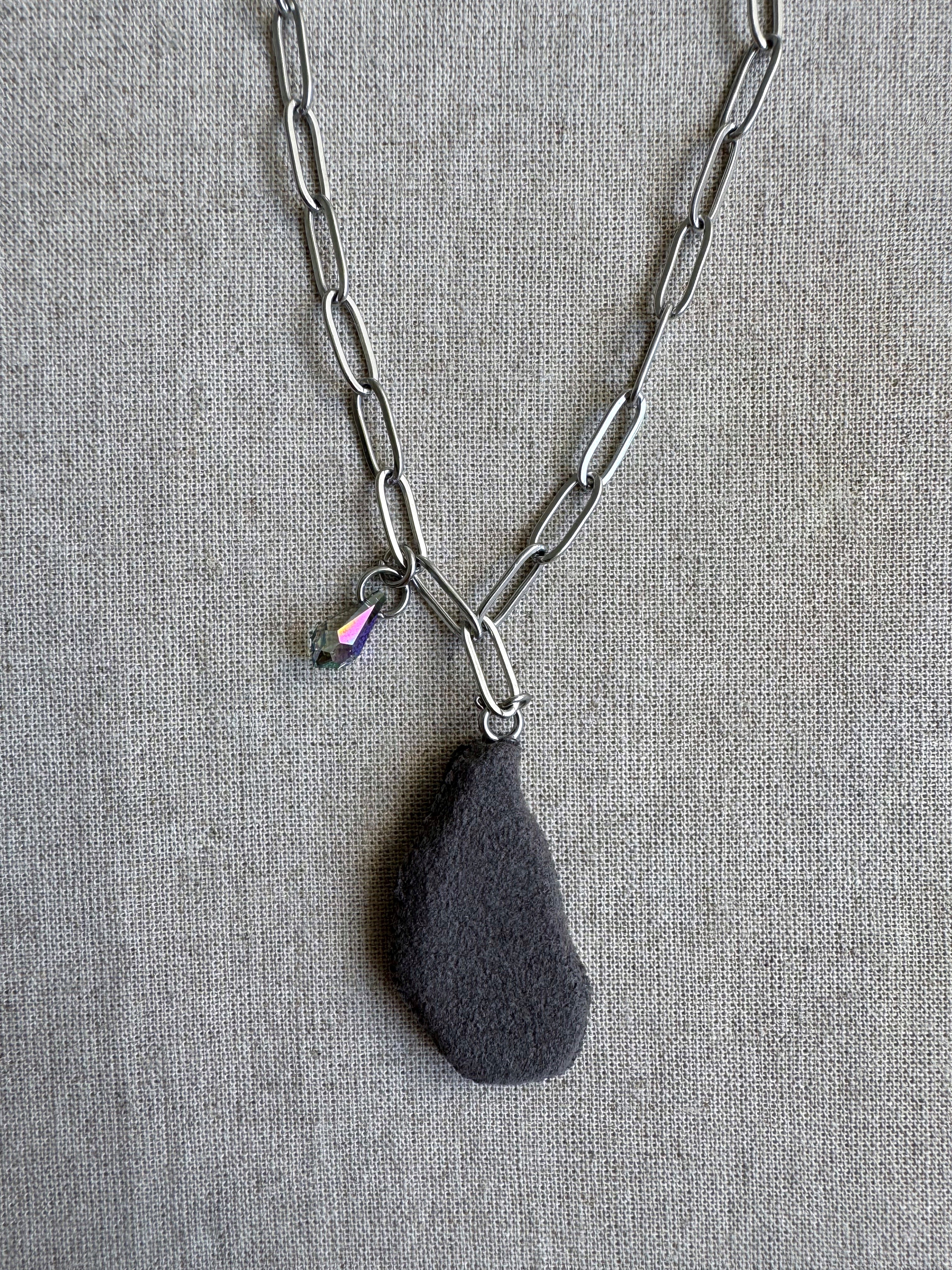 Collier pendentif huître brodé à la main