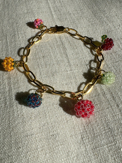 Fruchtarmband mit mehreren Charms