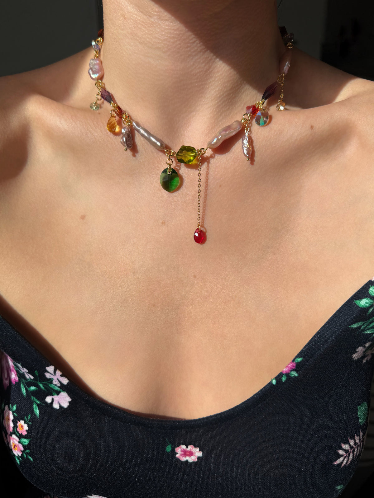 Collier de perles baroques roses et de cristaux multicolores