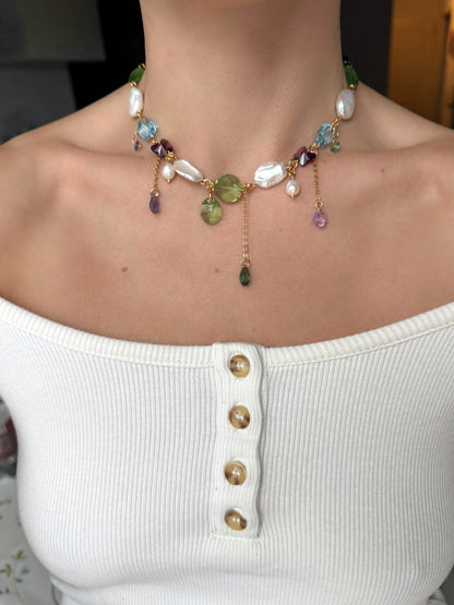 Halskette aus Barockperlen und mehrfarbigen Kristallen