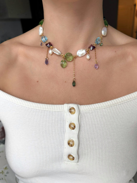Collier de perles baroques et de cristaux multicolores