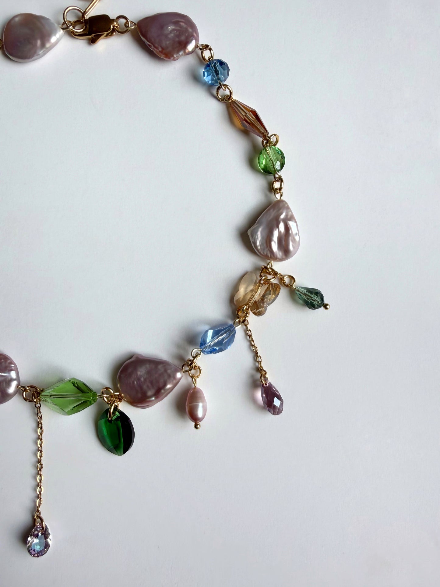 Collier de perles baroques roses et de cristaux multicolores