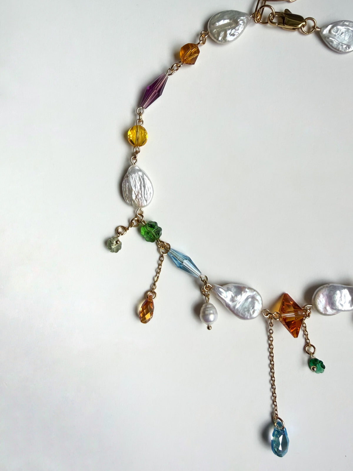Collier de perles baroques et de cristaux multicolores