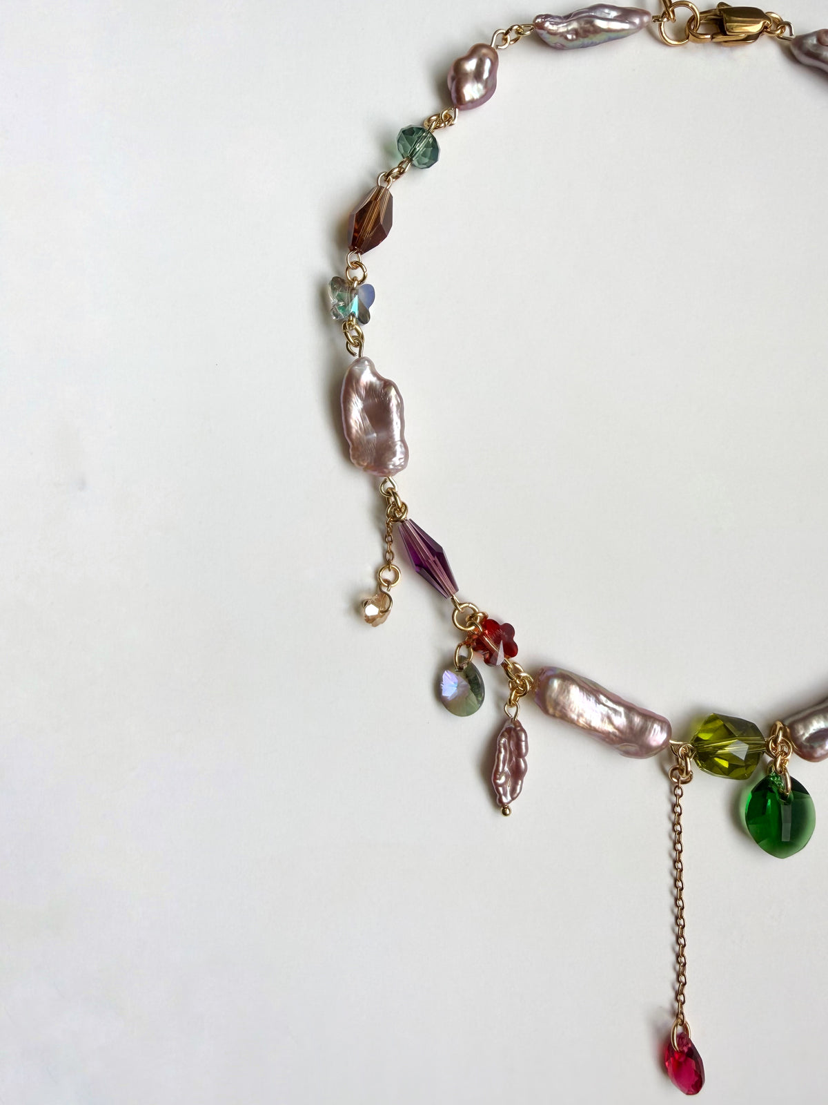 Collier de perles baroques roses et de cristaux multicolores