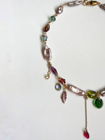 Collier de perles baroques roses et de cristaux multicolores