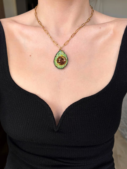 Avocado-Halskette mit Perlen bestickt