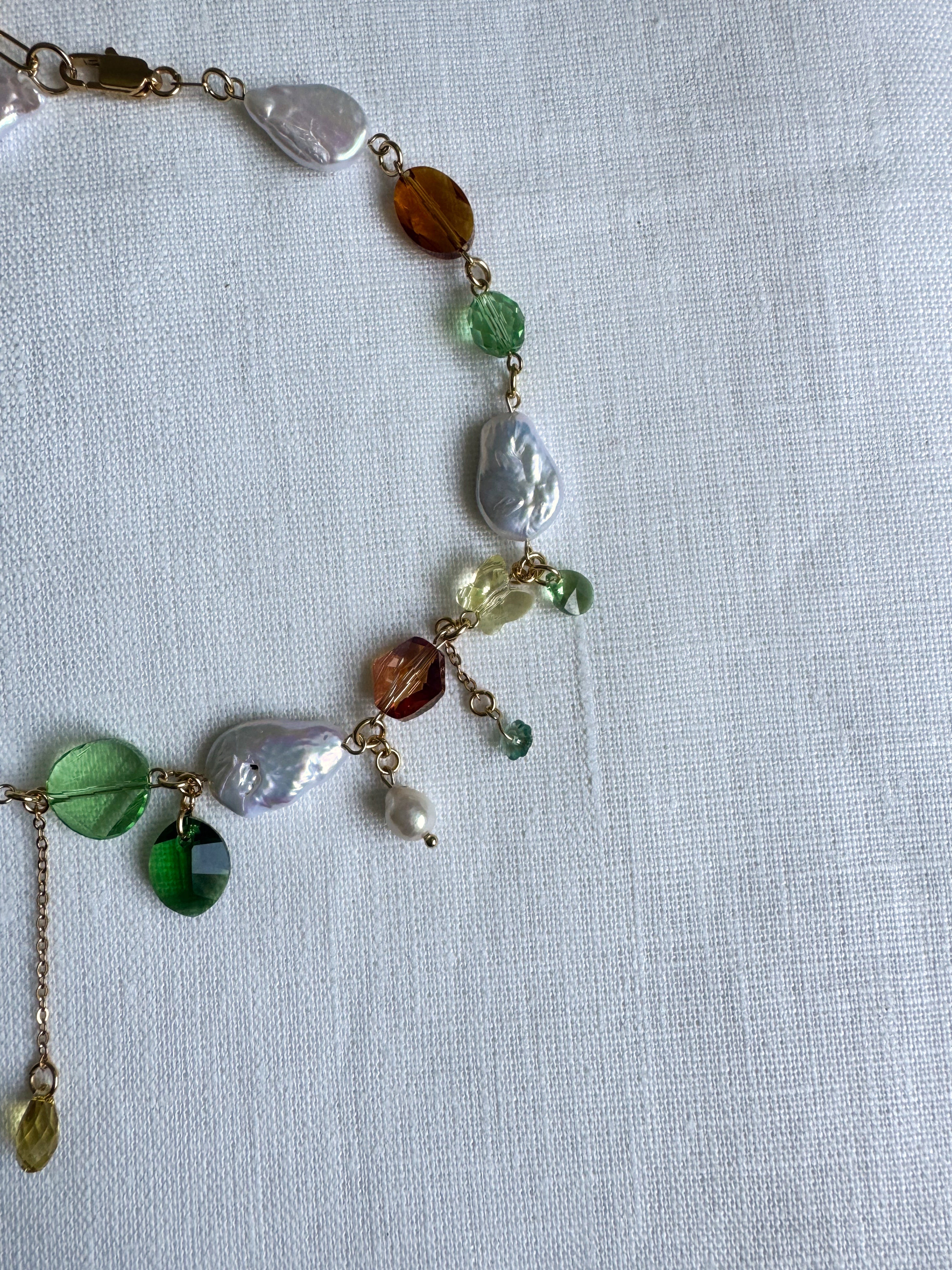 Collier de perles baroques et de cristaux multicolores